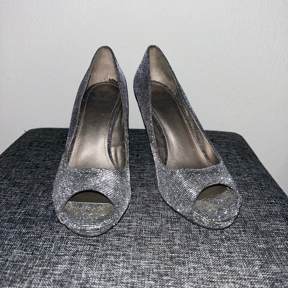 The perfect glitter to silver high heel shoe that’s perfect for any occasion.